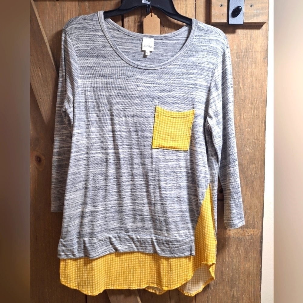 A Kaileigh long sleeve multi-media tunic top in a ladis size medium.